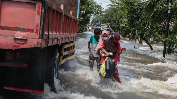 Warga menerobos banjir yang merendam permukiman sekitar rumahnya di Jalan Kelud, Kasongan, Kabupaten Katingan, Kalimantan Tengah, Jumat (10/9/2021). Sebanyak enam kabupaten di Kalimantan Tengah menetapkan status tanggap darurat bencana banjir dari total 11 Kabupaten/Kota yang dilanda bencana itu sejak Sabtu (21/8). ANTARA FOTO/Makna Zaezar/wsj.