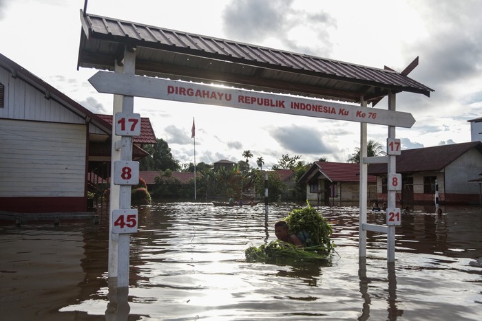 Warga menerobos banjir yang merendam permukiman sekitar rumahnya di Jalan Kelud, Kasongan, Kabupaten Katingan, Kalimantan Tengah, Jumat (10/9/2021). Sebanyak enam kabupaten di Kalimantan Tengah menetapkan status tanggap darurat bencana banjir dari total 11 Kabupaten/Kota yang dilanda bencana itu sejak Sabtu (21/8). ANTARA FOTO/Makna Zaezar/wsj.