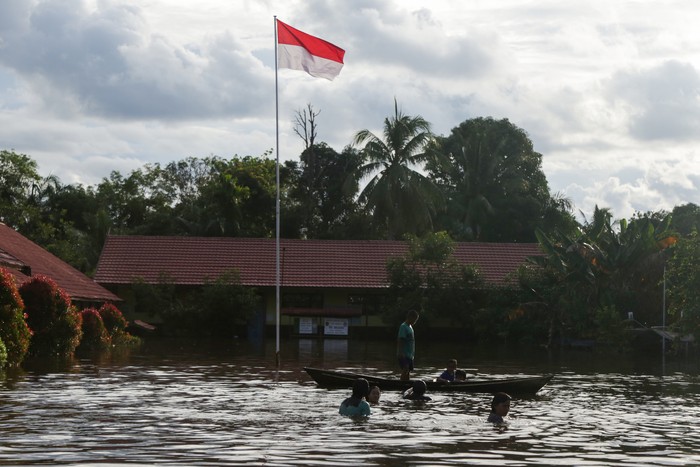 PENETAPAN STATUS TANGGAP DARURAT BANJIR DI KALTENG Warga menerobos banjir yang merendam permukiman sekitar rumahnya di Jalan Kelud, Kasongan, Kabupaten Katingan, Kalimantan Tengah, Jumat (10/9/2021). Sebanyak enam kabupaten di Kalimantan Tengah menetapkan status tanggap darurat bencana banjir dari total 11 Kabupaten/Kota yang dilanda bencana itu sejak Sabtu (21/8). ANTARA FOTO/Makna Zaezar/wsj.