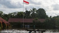 Beginilah kondisi banjir di desa Katingan, Kalimantan Tengah yang terbilang sangat parah. Warga berusaha menerobos banjir untuk beraktivitas.