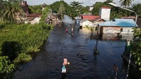 Menurut data Badan Penanggulangan Bencana Daerah (BPBD) setempat banjir yang dipicu akibat faktor cuaca tersebut merendam 13 kecamatan di wilayah itu dan berdampak pada 15.911 KK atau 15.439 unit rumah terdampak banjir.