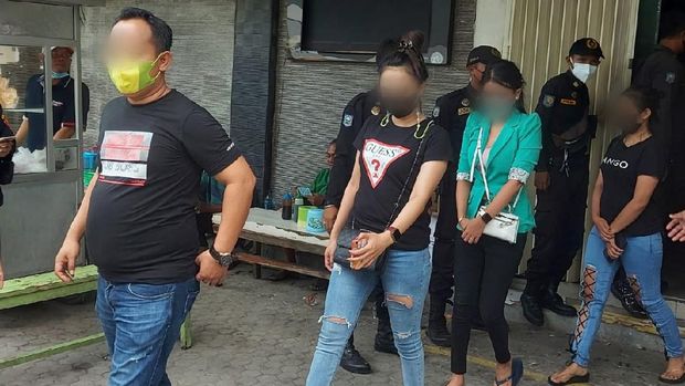 penggerebekan karaoke saat ppkm di surabaya