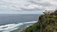 Keren! Ada Pesawat Boeing 737-200 Mejeng Di Tebing Pantai Nyang-nyang ...