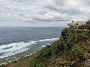 Keren! Ada Pesawat Boeing 737-200 Mejeng di Tebing Pantai Nyang-nyang Bali