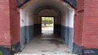 Benteng ini memiliki dinding dengan hampir dua meter