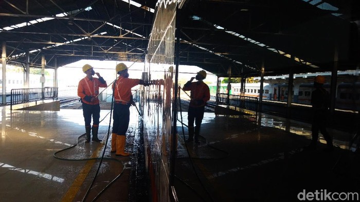 Petugas Pencuci Kereta Api di Bandung