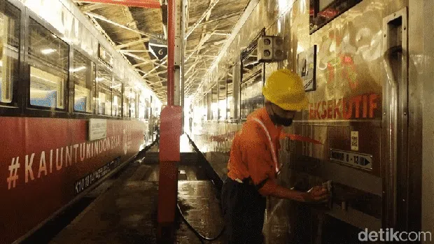Petugas Pencuci Kereta Api di Bandung