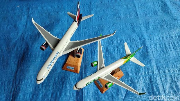 Potret Arul saat tengah membuat sebuah miniatur pesawat.