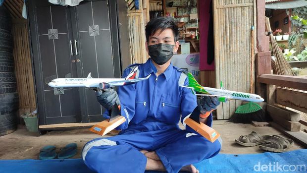 Potret Arul saat tengah membuat sebuah miniatur pesawat.