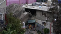 Tak hanya merusak sejumlah rumah warga, satu orang warga dilaporkan tewas imbas longsor tersebut. AP Photo/Eduardo Verdugo. 