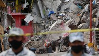 Selain itu, 10 orang lainnya dilaporkan hilang dan masih dalam pencarian tim penyelamat. AP Photo/Ginnette Riquelme. 