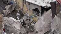 Sejumlah petugas dari tim penyelamat menyisir rumah-rumah warga yang rusak akibat bencana longsor untuk mencari dan mengevakuasi para korban. AP Photo/Eduardo Verdugo.