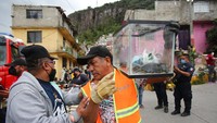 Selain mengerahkan petugas penyelamat, Garda Nasional juga turut dikerahkan untuk membantu proses pencarian dan evakuasi para korban longsor. AP Photo/Ginnette Riquelme.