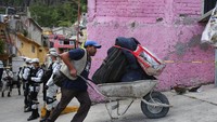 Sementara itu, sejumlah warga yang terdampak longsor pun tampak menyelamatkan barang-barang berharga untuk dibawa ke tempat yang lebih aman. AP Photo/Ginnette Riquelme.