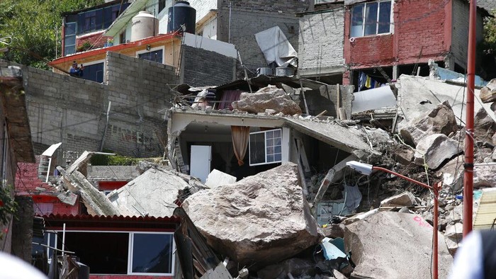 Longsor terjadi di kawasan pinggiran Mexico City, Meksiko. Tak hanya merusak sejumlah rumah warga, sejumlah orang pun dilaporkan hilang imbas bencana tersebut.
