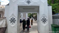 Di dalam komplek Makam Sunan Ampel, ada sejumlah gapura paduraksa yang dilewati oleh peziarah. Gapura-gapura yang dijuluki Gapuro Limo ini memiliki ornamen relief dan ukuran yang berbeda-beda. 