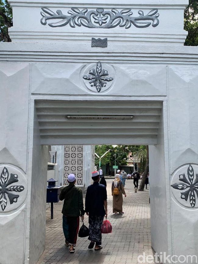 Potret Gapuro Limo di Makam Sunan Ampel