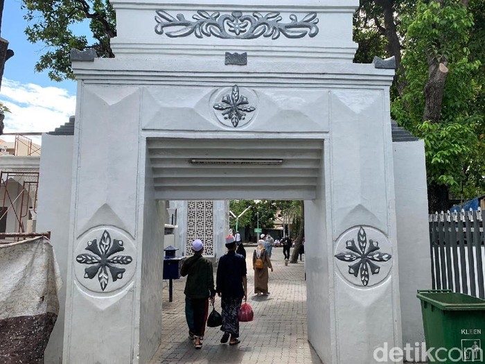 Makam Sunan Ampel merupakan destinasi wisata religi favorit di Surabaya. Di dalam komplek Makam Sunan Ampel ada sejumlah gapura paduraksa dijuluki Gapuro Limo