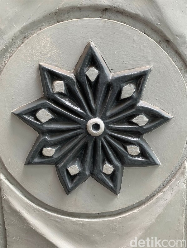 Masuk lebih dalam menuju makam Sunan Ampel, peziarah akan menjumpai Gapuro Mengadep (menghadap). Gapura ini identik dengan relief ornamen berbentuk cengkeh. Kemudian peziarah akan melewati Gapuro ngamal (zakat). Hingga di gapura terakhir di dekat makam Sunan Ampel, yakni Gapuro Paneksen (penyaksian). Sadar atau tidak, saat peziarah melewati lima gapura paduraksa tersebut, ukurannya berbeda-beda. Semakin dekat dengan makam Sunan Ampel, ukurannya semakin kecil. Masuk lebih dalam menuju makam Sunan Ampel, peziarah akan menjumpai Gapuro Mengadep (menghadap). Gapura ini identik dengan relief ornamen berbentuk cengkeh. Kemudian peziarah akan melewati Gapuro ngamal (zakat). Hingga di gapura terakhir di dekat makam Sunan Ampel, yakni Gapuro Paneksen (penyaksian). Sadar atau tidak, saat peziarah melewati lima gapura paduraksa tersebut, ukurannya berbeda-beda. Semakin dekat dengan makam Sunan Ampel, ukurannya semakin kecil.