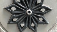 Masuk lebih dalam menuju makam Sunan Ampel, peziarah akan menjumpai Gapuro Mengadep (menghadap). Gapura ini identik dengan relief ornamen berbentuk cengkeh. Kemudian peziarah akan melewati Gapuro ngamal (zakat). Hingga di gapura terakhir di dekat makam Sunan Ampel, yakni Gapuro Paneksen (penyaksian). Sadar atau tidak, saat peziarah melewati lima gapura paduraksa tersebut, ukurannya berbeda-beda. Semakin dekat dengan makam Sunan Ampel, ukurannya semakin kecil.