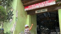 Di komplek Makam Sunan Ampel, ada beberapa makam, mulai dari makam Sunan Ampel sendiri, kemudian ada makam Nyai Condrowati, makam Mbah Bolong, makam Mbah Soleh, hingga petilasan Sunan Kali Jogo.