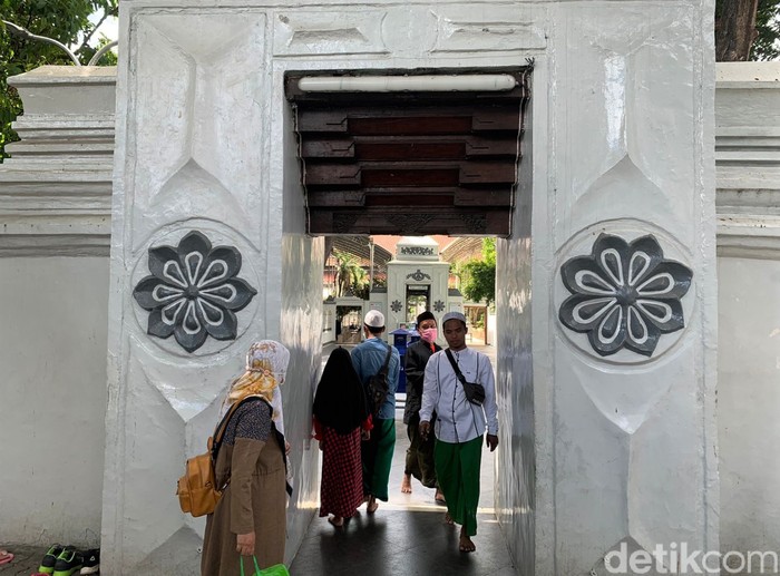 Makam Sunan Ampel merupakan destinasi wisata religi favorit di Surabaya. Di dalam komplek Makam Sunan Ampel ada sejumlah gapura paduraksa dijuluki 'Gapuro Limo'