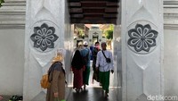 M Khotib Ismail, sejarawan lokal di Ampel mengatakan Gapuro limo ini merupakan simbol rukum Islam. Khotib mengatakan, keunikan dari gapura-gapura tersebut, yakni relief atau simbolnya memiliki makna yang berbeda-beda. Selain itu ukuran gapura juga berbeda. Lima gapura paduraksa ini bisa diperhatikan, semakin masuk gapuranya semakin kecil. Mungkin filosofinya semakin tinggi gradasinya yang artinya semakin dekat dengan makamnya semakin kecil. Tapi persisnya saya kurang tahu, terus kita dalami artinya, kata Khotib. Artinya juga barang siapa yang melewati akses itu, maka dia mendapat barokah, tandas Khotib.