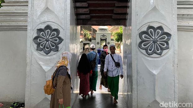 Makam Sunan Ampel merupakan destinasi wisata religi favorit di Surabaya. Di dalam komplek Makam Sunan Ampel ada sejumlah gapura paduraksa dijuluki 'Gapuro Limo'