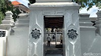 Makam Sunan Ampel merupakan salah satu kawasan yang menjadi destinasi wisata religi favorit di Kota Surabaya. Ada banyak sejarah tentang peradaban islam di Jawa yang berada di kawasan Surabaya utara itu. 