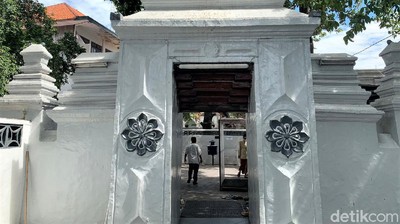 Potret Gapuro Limo di Makam Sunan Ampel