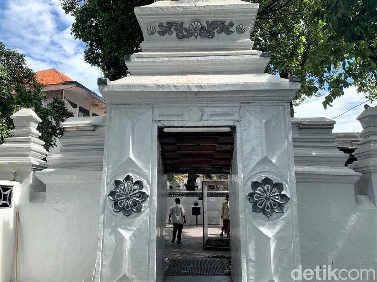 Potret Gapuro Limo di Makam Sunan Ampel