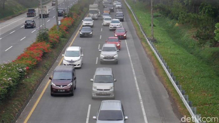 Arus lalu lintas di ruas jalan Tol Cipularang arah Jakarta tampak padat. Antrean kendaraan pun terlihat di ruas jalan tol tersebut. Ini fotonya.