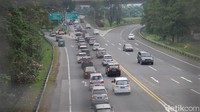 Wisatawan asal luar daerah sendiri memang banyak yang mengunjungi Lembang dan Kota Bandung untuk berwisata di tengah perpanjangan PPKM Level 3. Kendati ruas jalan tol tersebut cukup padat, namun kendaraan masih bisa bergerak kendati dengan kecepatan yang sangat rendah