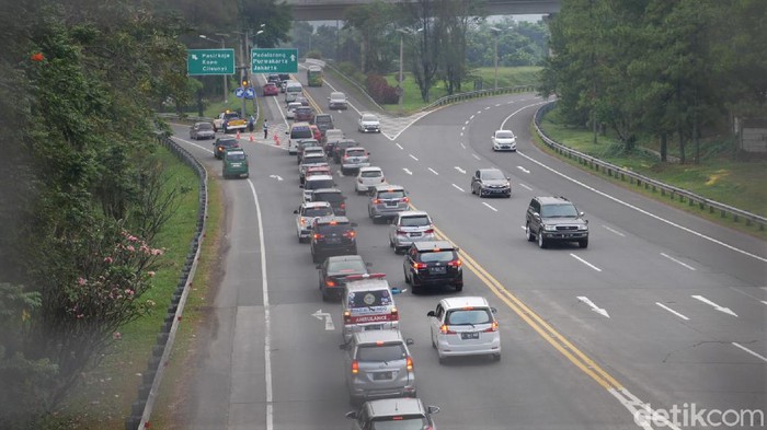 Arus lalu lintas di ruas jalan Tol Cipularang arah Jakarta tampak padat. Antrean kendaraan pun terlihat di ruas jalan tol tersebut. Ini fotonya.