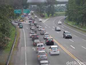 Suasana Kepadatan Lalin Tol Cipularang Arah Bandung di Akhir Pekan