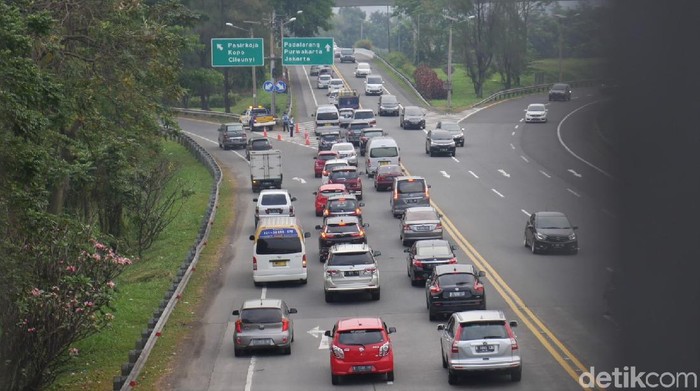 Arus lalu lintas di ruas jalan Tol Cipularang arah Jakarta tampak padat. Antrean kendaraan pun terlihat di ruas jalan tol tersebut. Ini fotonya.