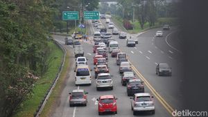 Ramainya Arus Lalu Lintas di Jalan Tol Cipularang Arah Jakarta
