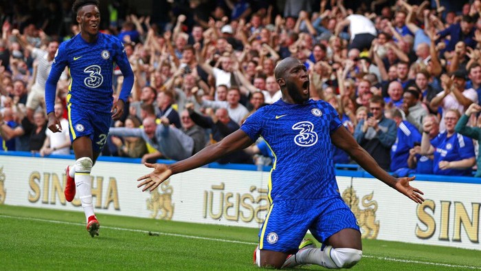 Chelseas Romelu Lukaku, right, celebrates after scoring his sides opening goal during the English Premier League match between Chelsea and Aston Villa at the Stamford Bridge Stadium in London, Saturday, Sept. 11, 2021. (AP Photo/Ian Walton)