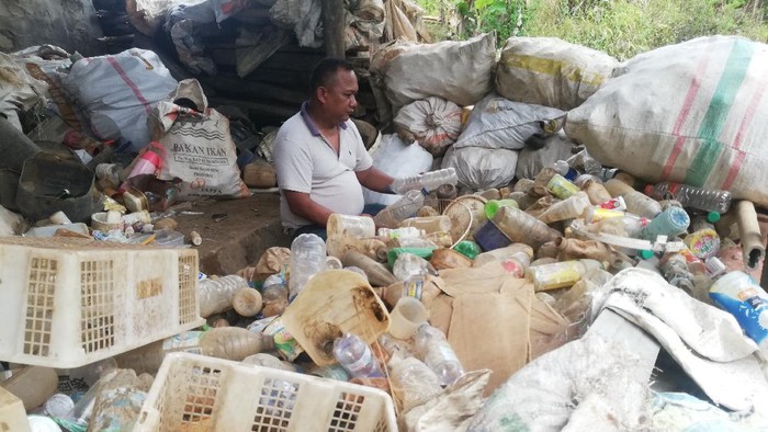 Sansan Setiawan (40), warga Kampung Pasir Lempah, Desa Sukamenak, Kecamatan Darmaraja, Kabupaten Sumedang manfaatkan sampah-sampah plastik di sekitaran Waduk Jatigede menjadi bernilai rupiah.
