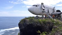 Objek wisata itu memanfaatkan badan pesawat bekas yang dirakit menjadi vila untuk akomodasi wisata berkonsep hyper-luxury sekaligus sebagai destinasi wisata fotografi.