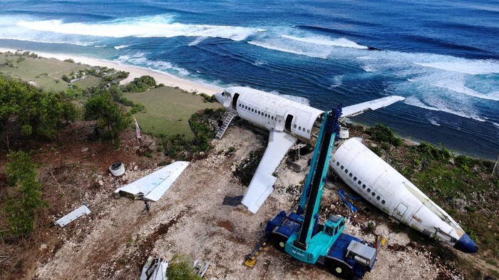 Siap-siap! Bali Bakal Punya Atraksi Wisata Baru Bernuansa Pesawat Bali bakal ketambahan destinasi wisata baru. Objek wisata yang tengah dikembangkan ini memanfaatkan badan pesawat bekas yang rencananya bakal dirakit jadi vila.