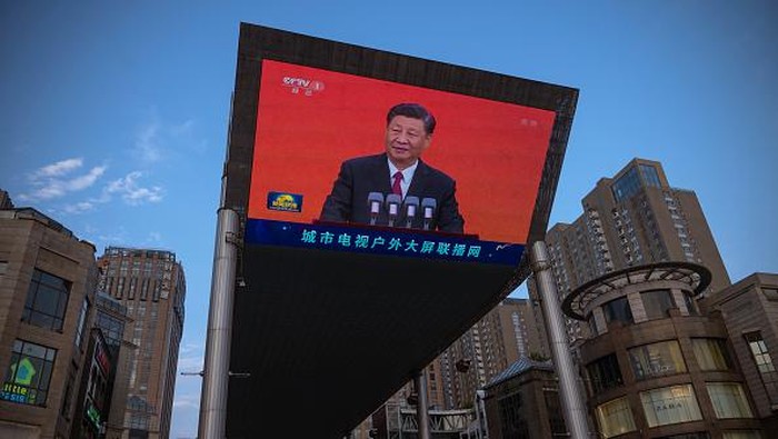 Sosok Xi Jinping, Presiden China yang Disorot Gegara Aturan Kontroversial Sosok Xi Jinping kembali disorot usai pemerintah China membuat sejumlah aturan yang dinilai kontroversial. Beberapa aturan itu pun bahkan dinilai aneh.