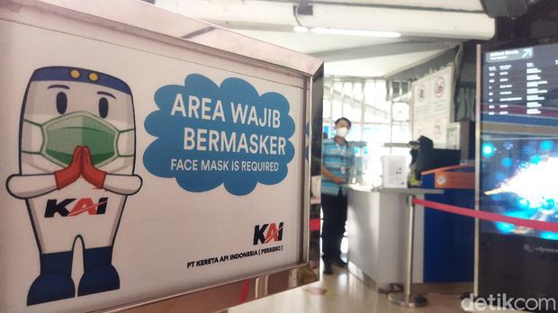 Wajib masker di area Stasiun Bandung.