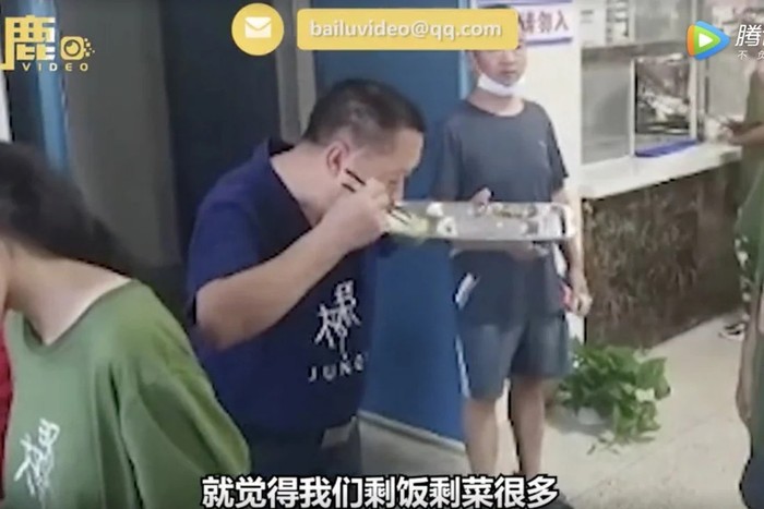 Tak Tega Makanan Dibuang, Kepala Sekolah Ini Rela Habiskan Makanan Sisa Semua Muridnya