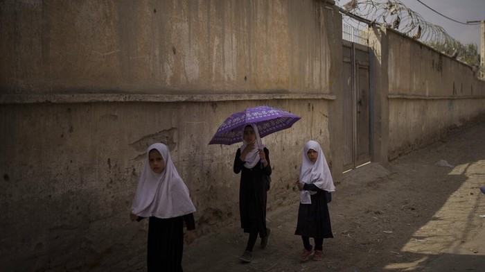 Taliban izinkan perempuan di Afghanistan bersekolah. Namun ada sejumlah persyaratan yang diberikan, salah satunya ruang kelas akan dipisahkan berdasarkan gender