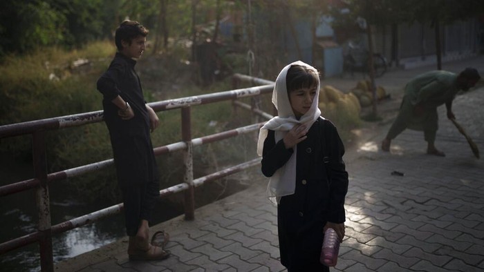 Taliban izinkan perempuan di Afghanistan bersekolah. Namun ada sejumlah persyaratan yang diberikan, salah satunya ruang kelas akan dipisahkan berdasarkan gender