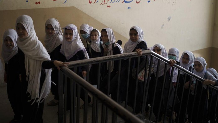 Taliban izinkan perempuan di Afghanistan bersekolah. Namun ada sejumlah persyaratan yang diberikan, salah satunya ruang kelas akan dipisahkan berdasarkan gender
