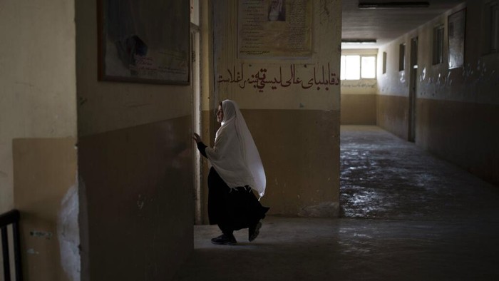 Taliban izinkan perempuan di Afghanistan bersekolah. Namun ada sejumlah persyaratan yang diberikan, salah satunya ruang kelas akan dipisahkan berdasarkan gender