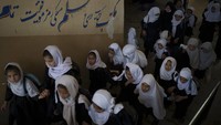 Meski begitu, diizinkannya perempuan bersekolah membuat anak-anak perempuan di Afghanistan kembali memiliki keberanian untuk bermimpi dan meraih cita-cita, terlebih pendidikan merupakan hak tak hanya bagi kelompok pria tetapi juga semua individu tanpa memandang gender.