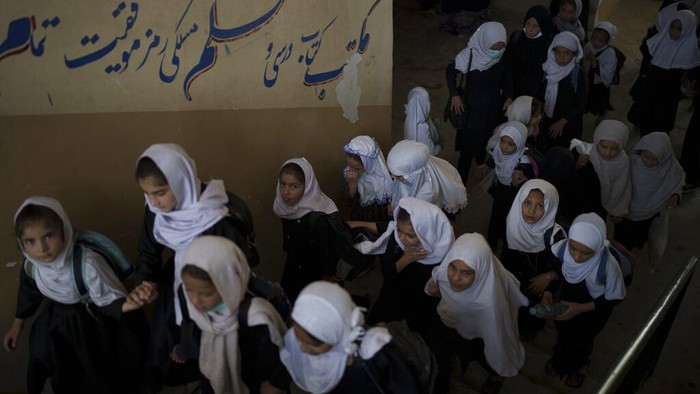Taliban izinkan perempuan di Afghanistan bersekolah. Namun ada sejumlah persyaratan yang diberikan, salah satunya ruang kelas akan dipisahkan berdasarkan gender